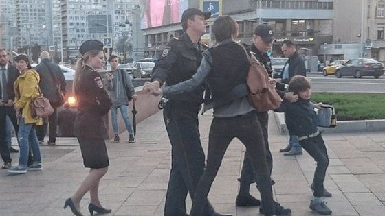 Mosca indignata contro la polizia per l'arresto di Oscar, il bimbo che recita in strada