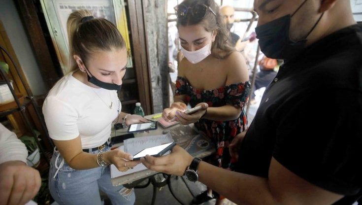 Green pass a Napoli, nei ristoranti luci e ombre: "Chi non ha il certificato va via così perdiamo molti clienti"