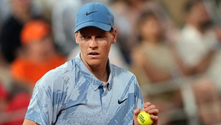 Mezzogiorno con Sinner, la sfida contro Cerundolo al Roland Garros nell’afa di Parigi