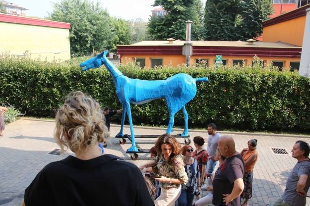 Expo, 'nitrire' al pianeta con Marco cavallo: l'azzurro contro tutte le esclusioni