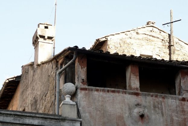 Roma, l'edificio sgomberato in via Panisperna tra crepe e degrado