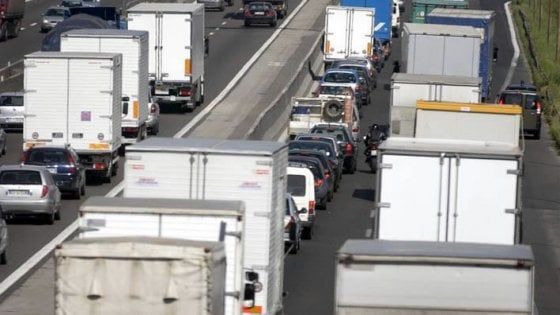 Autotrasporto, quasi una patente al giorno ritirata dalla Stradale di Parma