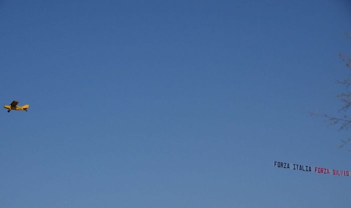 Gli aerei "Forza Silvio" sorvolano la Riviera
