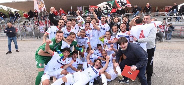 Serie D, il Bari festeggia il ritorno tra i professionisti. Promosso in C anche il Picerno