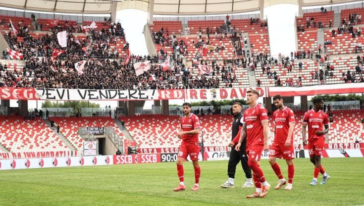 Bari, figuraccia al San Nicola: il Modena vince 1-2 la sfida per i playoff. Pioggia di fischi