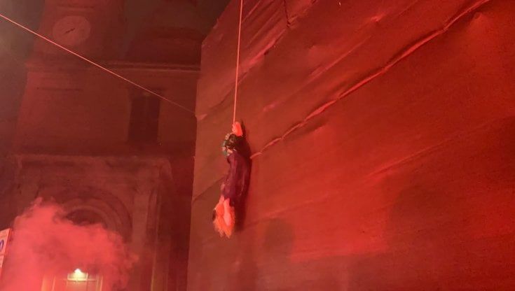 Bologna, fantoccio della Meloni a testa in giù: 12 misure cautelari per i militanti del Cua
