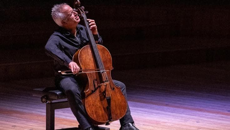 Giovanni Sollima: “Papà Eliodoro lo ascoltavo dalla custodia di un violoncello”