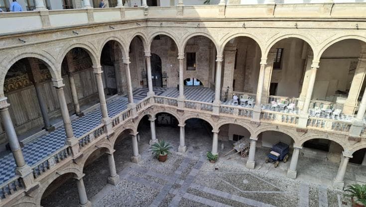 Murdoch jr festeggia le nozze d’argento: party a Palazzo Reale di Palermo