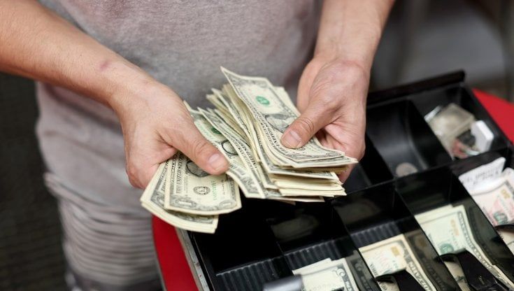 Le Borse di oggi, 13 gennaio. Listini Ue contrastati mentre cresce il pressing sulla Fed per frenare i prezzi