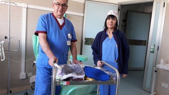 Dalle "ricamatrici" di Oristano cuffie lavorate a mano in dono alle pazienti in chemioterapia