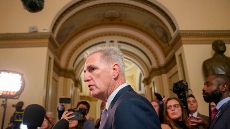 Stati Uniti, via libera per evitare lo shutdown: passa la proposta McCarthy senza aiuti all’Ucraina