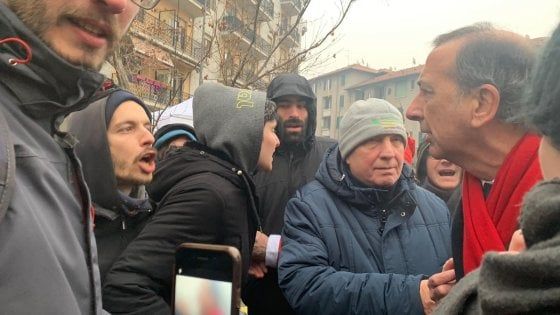 Milano, insulti e contestazione degli antagonisti al sindaco Sala in visita al Corvetto