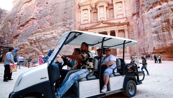 Petra. Vetture elettriche al posto di cavalli e muli. La visita al gioiello nabateo sposa la tecnologia verde