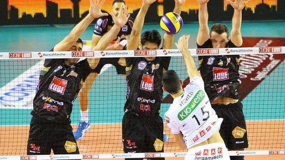 Volley, Superlega: la Lube vince solo al tie break. E Modena l'aggancia in vetta
