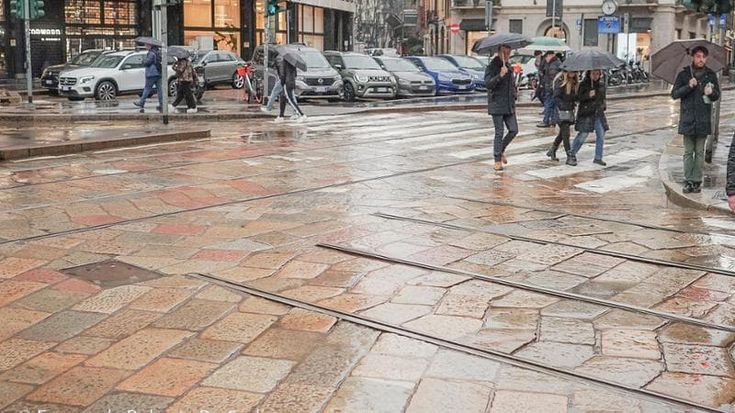 A Milano la rete dei binari morti del tram nemici di bici e moto: “Toglierli costa troppo”
