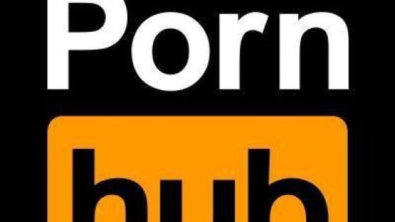 Sesso sicuro anche online, Pornhub: stop ai video in Flash