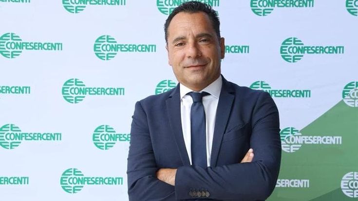 Confesercenti, autonomi più poveri: persi 9.800 euro dal 2007. Mattarella: “Salari da adeguare”