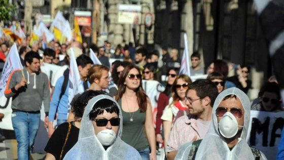 Proteste in piazza contro il governo Crocetta: sfilano gli autonomisti e i Forconi