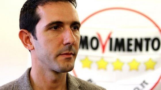 Pomezia, M5s scarica il sindaco ribelle: i consiglieri si dimettono. Fucci: "Irresponsabili"