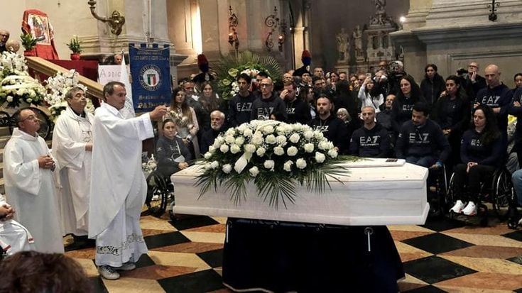 Alex Zanardi, l’addio è pieno di vita: rose bianche, l’handbike, le note di Guccini e Vecchioni
