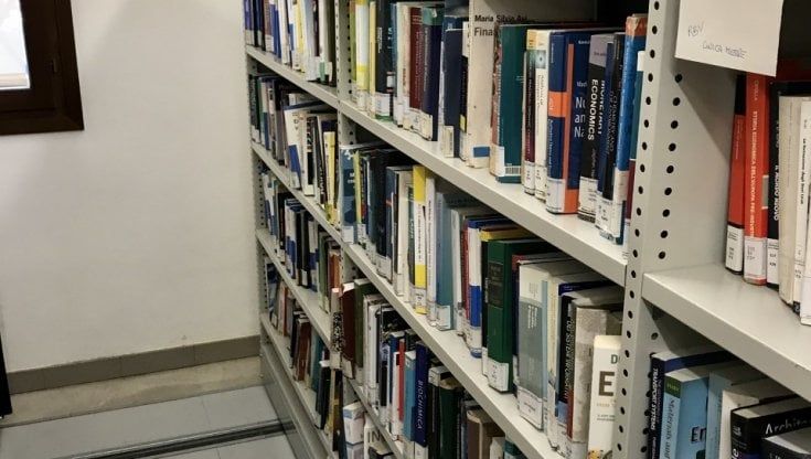 Ruba nelle biblioteche pubbliche: in casa una libreria con 1000 volumi di pregio 