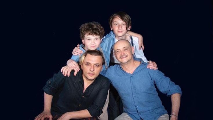 “Da 15 anni siamo i papà di due gemelli: ecco la nostra famiglia felice e normalissima”