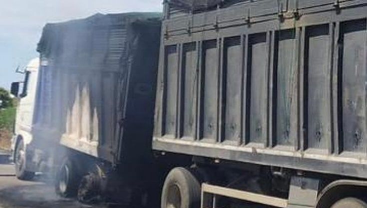 Monopoli, tir in fiamme sulla statale 16: code chilometriche in direzione nord