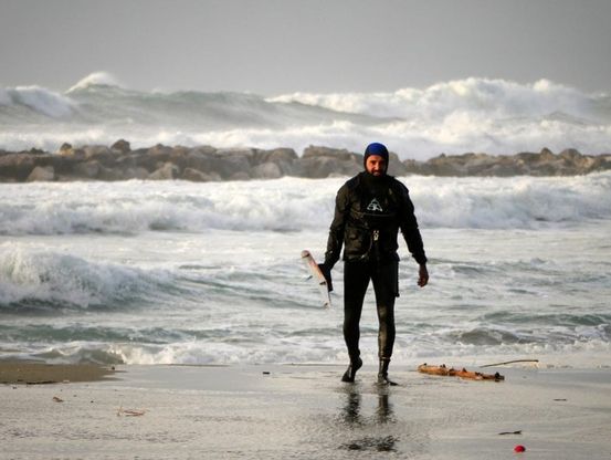 Onde giganti a Ischia, i kitesurfer diventano intrepidi