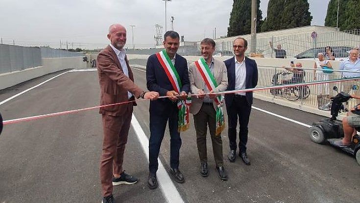Bari, addio al passaggio a livello a Torre a Mare: aperto il sottovia. Decaro: "Meno traffico e treni più veloci"