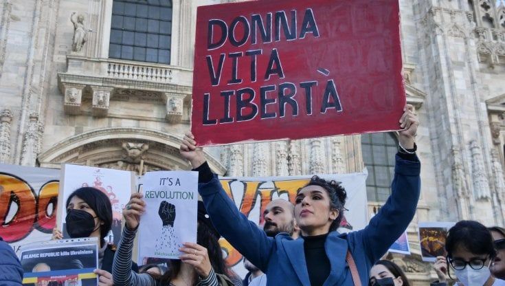 Iran, la maratona solidale "Donna vita libertà": al Teatro Parenti di Milano con Repubblica e Linkiesta 