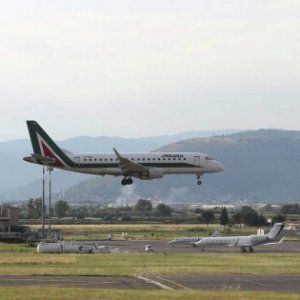 Aeroporti di Firenze e Pisa, la fusione premia