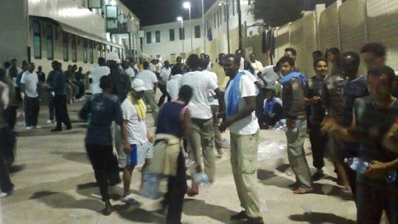 Protesta dei migranti a Lampedusa, quarto giorno contro il rimpatrio