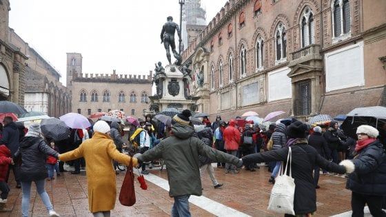 Le piazze dell'Italia che resiste: catene umane e "Bella ciao" contro la politica sui migranti 