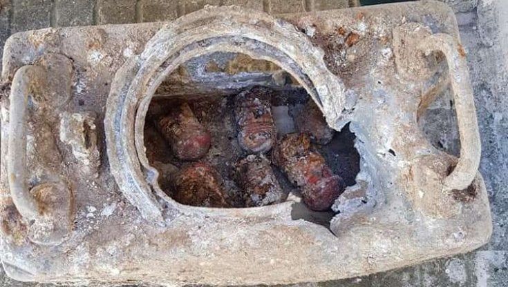 Salento, durante i lavori all'esterno della chiesa spuntano sei bombe della II Guerra Mondiale: gli artificieri le fanno brillare