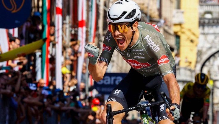 Stefano Oldani vince a Genova la dodicesima tappa del Giro d'Italia 2022. Lopez conserva la maglia rosa