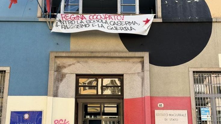 Viaggio dentro il liceo occupato, studenti e prof alleati per la scuola: “Giusto difenderla”