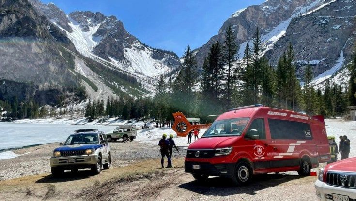 Turismo, a Braies è scontro sul lago: "Ci vuole la prenotazione". "No, impossibile"