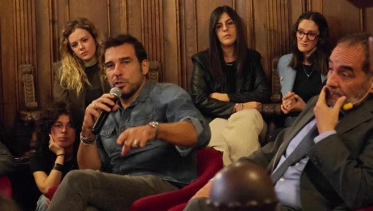 Edoardo Leo fra gli studenti di Bari parla di gelosia, femminicidi e teatro: "Se si facesse a scuola meno donne sarebbero uccise"