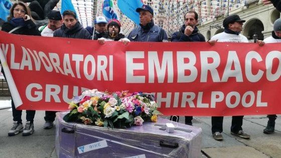 Ex Embraco, i lavoratori inscenano un funerale in piazza a Torino