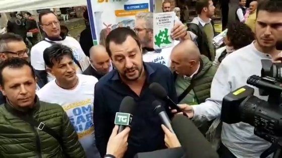 Milano, sputi e uova contro Salvini contestato durante il volantinaggio: "Via i fascisti"