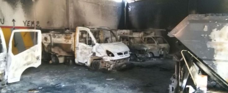 Gargano, a fuoco tutti i mezzi per la raccolta dei rifiuti: danni per 300mila euro, l'ombra del racket
