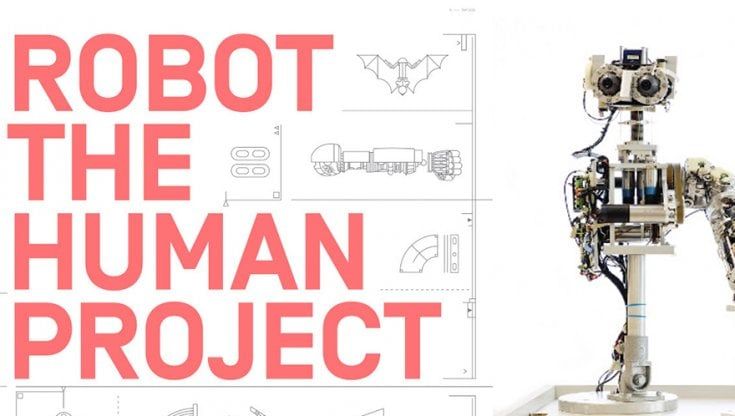 In tour al museo con la guida di un robot