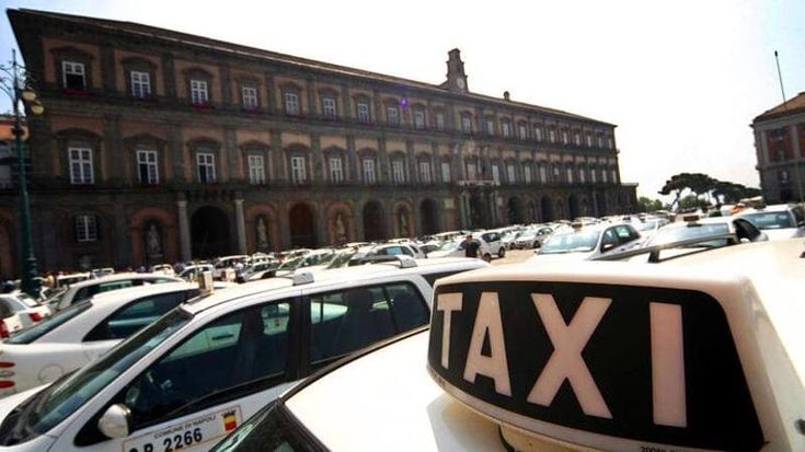 Taxi, la fragile riforma del governo: “Doppia licenza”. Ma cessione è facoltativa. Difficile arrivare al +20% di auto