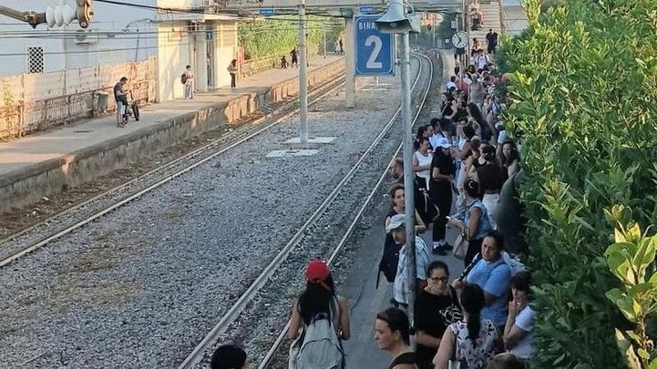Circumvesuviana, ritardi e disagi per pendolari e turisti. “La svolta ci sarà solo in autunno”