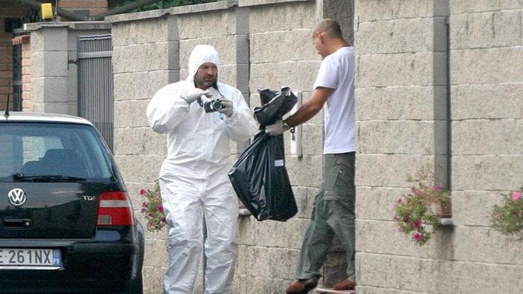 Polizia scientifica, storia degli agenti che scovano i colpevoli con dna, guanti e paraffina