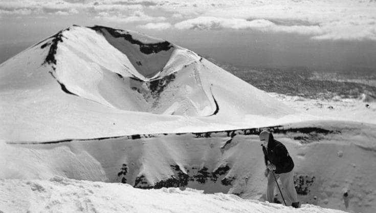 La memoria di fuoco e neve: così Fosco Maraini fotografò la minaccia dell’Etna