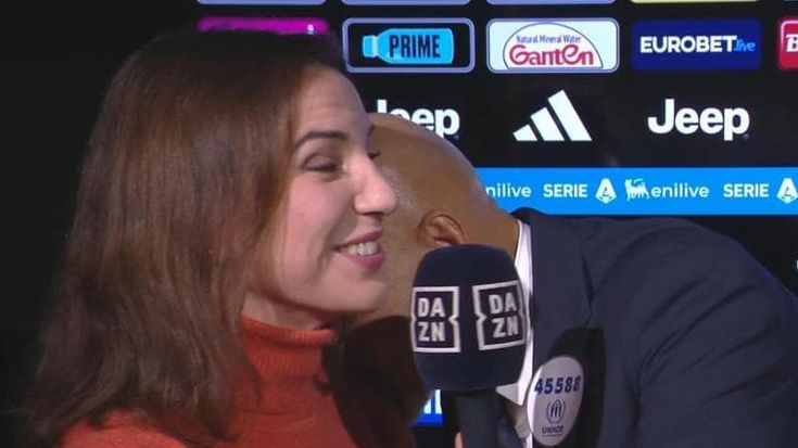Spalletti senza freni, bacia la giornalista Dazn Federica Zille: “I contatti non sono tutti rigori”