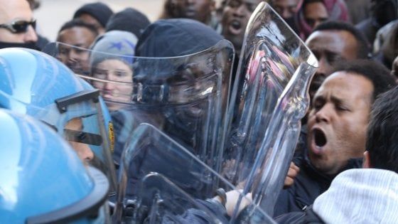 Firenze, migranti tentano di entrare in prefettura: cariche della polizia