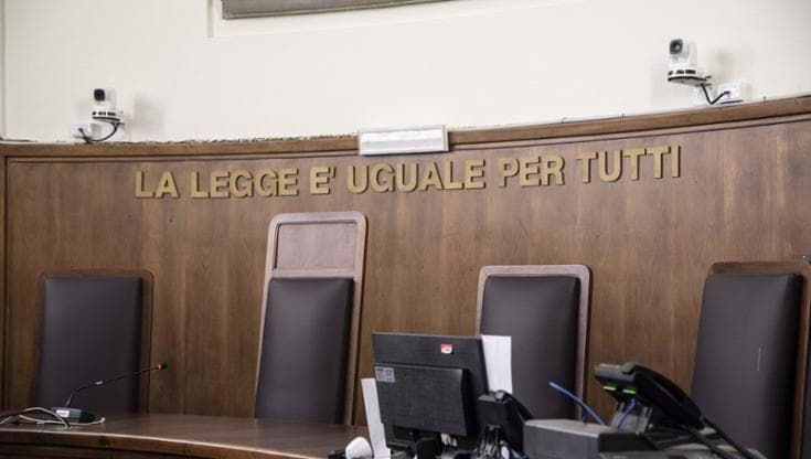 Sedicenne vittima di violenza si suicidò in comunità, condannati in quattro: “Dovevano sorvegliarla”