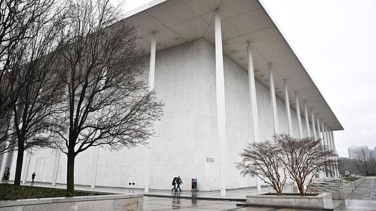 Trump chiude il Kennedy Center per due anni: “Restauri”. Ma a spingerlo è il boicottaggio